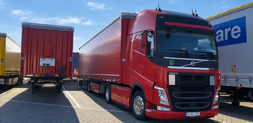 O mica parte din flota de camioane si semiremorci mega cu care transportam